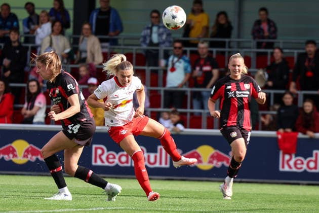 Deutschland: Fußball Google Pixel Frauen-Bundesliga 2026 - 2027, 1. Spieltag - RB Leipzig gegen Bayer 04 Leverkusen, Trainingszentrum von RB Leipzig (Leipzig): Abschluss von Anna Maria Therese Simonsson (RB Leipzig Frauen, 27) *** Germany Soccer Google Pixel Women s Bundesliga 2026 2027, Matchday 1: RB Leipzig vs. Bayer 04 Leverkusen, RB Leipzig Training Center in Leipzig; Goal by Anna Maria Therese Simonsson of RB Leipzig Women, 27 Copyright: xx