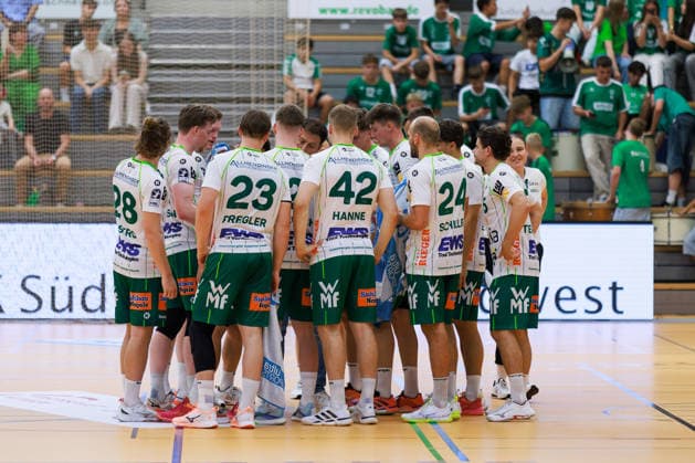 FRISCH AUF! bei einer Auszeit, Time-out GER, HG Saarlouis vs. FRISCH AUF! Goeppingen, Handball, DHB-Pokal, 1. Runde, Spielzeit 2026 2027, 23.08.2026, GER, HG Saarlouis vs. FRISCH AUF! Goeppingen, Handball, DHB-Pokal, 1. Runde, Spielzeit 2026 2027, 23.08.2026, Saarbruecken *** FRISCH AUF during a timeout, Timeout GER, HG Saarlouis vs. FRISCH AUF Goeppingen, Handball, DHB Cup, 1st Round, 2026–2027 Season, August 23, 2026, GER, HG Saarlouis vs. FRISCH AUF Goeppingen, Handball, DHB Cup, Round 1, 2026–2027 season, August 23, 2026, Saarbrücken Copyright: xEibnerxPressefoto OliverxSchmidtx EP_OST