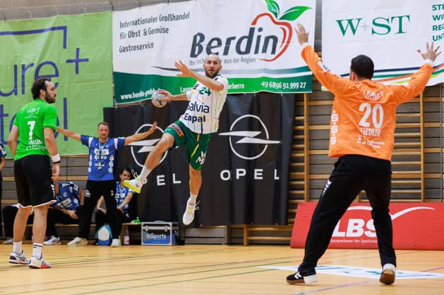 Marcel SCHILLER (FRISCH AUF! Goeppingen, 24) erzielt ein Tor, Aktion, Torwurf GER, HG Saarlouis vs. FRISCH AUF! Goeppingen, Handball, DHB-Pokal, 1. Runde, Spielzeit 2026 2027, 23.08.2026, GER, HG Saarlouis vs. FRISCH AUF! Goeppingen, Handball, DHB-Pokal, 1. Runde, Spielzeit 2026 2027, 23.08.2026, Saarbruecken *** Marcel SCHILLER FRISCH AUF Goeppingen, 24 scores a goal, play, shot on goal GER, HG Saarlouis vs. FRISCH AUF Goeppingen, handball, DHB Cup, 1st round, 2026–2027 season, August 23, 2026, GER, HG Saarlouis vs. FRISCH AUF Goeppingen, Handball, DHB Cup, Round 1, 2026–2027 season, August 23, 2026, Saarbrücken Copyright: xEibnerxPressefoto OliverxSchmidtx EP_OST