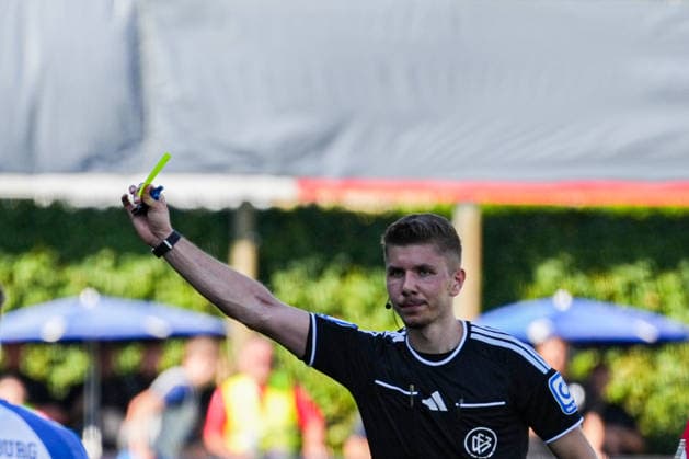 DFB-Pokal: Bahlinger SC vs 1. FC Magdeburg, 22.08.2026 Gelbe Karte von Felix Wagner (Schiedsrichter) an Marco Schneider (Bahlinger SC, Trainer) DFB-Pokal: Bahlinger SC vs 1. FC Magdeburg, Kaiserstuhlstadion, 22.08.2026 DFB DFL REGULATIONS PROHIBIT ANY USE OF PHOTOGRAPHS AS IMAGE SEQUENCES AND OR QUASI-VIDEO. *** DFB Cup: Bahlinger SC vs. 1 FC Magdeburg, August 22, 2026—Yellow card issued by referee Felix Wagner to Marco Schneider of Bahlinger SC; Coach: DFB Cup: Bahlinger SC vs. 1 FC Magdeburg, Kaiserstuhlstadion, August 22, 2026 DFB and DFL regulations prohibit any use of photographs as image sequences and or quasi-video Copyright: xBEAUTIFULxSPORTS Boscox