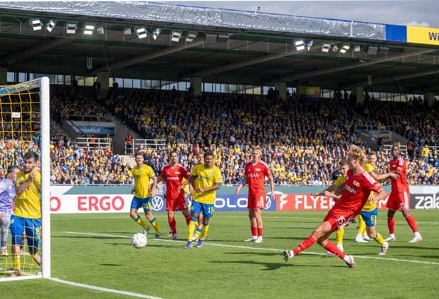 Fußball, Herren, Saison 2026 2027, DFB-Pokal (1. Runde), Eintracht Braunschweig - 1. FC Union Berlin, Tom Rothe (1. FC Union Berlin) erzielt das Tor zum 2:2 gegen Torwart Ron-Thorben Hoffmann (Braunschweig), 23.08.2026, *** Soccer, Men s, 2026–2027 Season, DFB Cup First Round, Eintracht Braunschweig vs. 1. FC Union Berlin, Tom Rothe of 1. FC Union Berlin scores the goal to tie the game at 2–2 against Braunschweig goalkeeper Ron Thorben Hoffmann, August 23, 2026, Copyright: xMatthiasxKochx