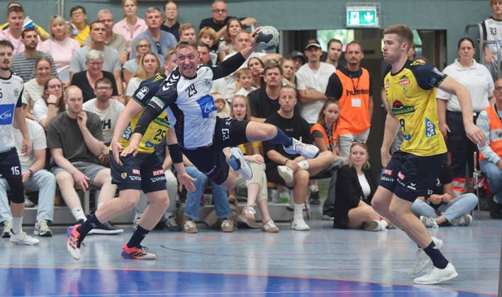 Kornwestheim , Handball DHB Pokale Runde 1 , SV Salamander Kornwestheim vs. Rhein-Neckar Löwen , von links: Jan Döll ( Kornwestheim ) Tim Nothdurft ( RNL ) *** Kornwestheim, DHB Handball Cup, Round 1, SV Salamander Kornwestheim vs. Rhein-Neckar Löwen; from left: Jan Döll (Kornwestheim) and Tim Nothdurft (RNL)