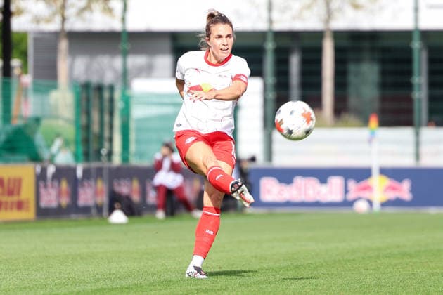 Deutschland: Fußball Google Pixel Frauen-Bundesliga 2026 - 2027, 1. Spieltag - RB Leipzig gegen Bayer 04 Leverkusen, Trainingszentrum von RB Leipzig (Leipzig): Sandra Starke (RB Leipzig Frauen, 13) am Ball *** Germany Soccer Google Pixel Women s Bundesliga 2026 2027, Matchday 1: RB Leipzig vs. Bayer 04 Leverkusen, RB Leipzig Training Center, Leipzig, Sandra Starke, RB Leipzig Women s Team, 13 players on the field Copyright: xLucasxWalterx