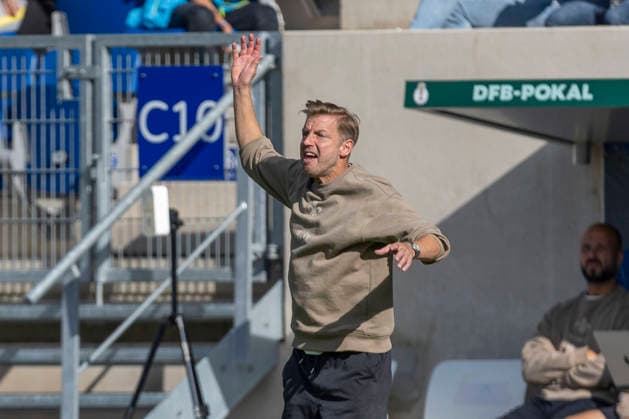 GER, Jena, Fussball, DFB-Pokal, 1. Hauptrunde, FC Carl-Zeiss Jena vs. SV Darmstadt 98 im Bild v.l.: Florian Kohfeldt (Cheftrainer SV Darmstadt 98), aufgeregt, Emotion , schimpft 22.08.2026, EINS Erzgebirgsstadion Aue DFB REGULATIONS PROHIBIT ANY USE OF PHOTOGRAPHS AS IMAGE SEQUENCES AND OR QUASI-VIDEO, *** GER, Jena, Soccer, DFB Cup, 1st Round, FC Carl Zeiss Jena vs. SV Darmstadt 98; pictured from left: Florian Kohfeldt, head coach of SV Darmstadt 98, looking agitated and emotional, ranting; August 22, 2026, EINS Erzgebirgsstadion, Aue. DFB regulations prohibit any use of photographs as image sequences and or quasi-video, Copyright: HMBxMedia PaulxFritz