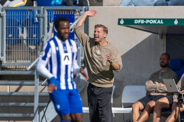GER, Jena, Fussball, DFB-Pokal, 1. Hauptrunde, FC Carl-Zeiss Jena vs. SV Darmstadt 98 im Bild v.l.: Florian Kohfeldt (Cheftrainer SV Darmstadt 98), aufgeregt, Emotion , schimpft 22.08.2026, EINS Erzgebirgsstadion Aue DFB REGULATIONS PROHIBIT ANY USE OF PHOTOGRAPHS AS IMAGE SEQUENCES AND OR QUASI-VIDEO, *** GER, Jena, Soccer, DFB Cup, 1st Round, FC Carl Zeiss Jena vs. SV Darmstadt 98; pictured from left: Florian Kohfeldt, head coach of SV Darmstadt 98, looking agitated and emotional, ranting; August 22, 2026, EINS Erzgebirgsstadion, Aue. DFB regulations prohibit any use of photographs as image sequences and or quasi-video, Copyright: HMBxMedia PaulxFritz