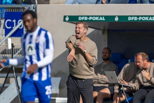 GER, Jena, Fussball, DFB-Pokal, 1. Hauptrunde, FC Carl-Zeiss Jena vs. SV Darmstadt 98 im Bild v.l.: Florian Kohfeldt (Cheftrainer SV Darmstadt 98), aufgeregt, Emotion , schimpft 22.08.2026, DFB REGULATIONS PROHIBIT ANY USE OF PHOTOGRAPHS AS IMAGE SEQUENCES AND OR QUASI-VIDEO, *** GER, Jena, Soccer, DFB Cup, First Round, FC Carl Zeiss Jena vs. SV Darmstadt 98; pictured from left: Florian Kohfeldt, head coach of SV Darmstadt 98, looking agitated and emotional, ranting; August 22, 2026, DFB regulations prohibit any use of photographs as image sequences and or quasi-video, Copyright: HMBxMedia PaulxFritz