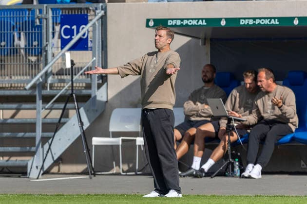 GER, Jena, Fussball, DFB-Pokal, 1. Hauptrunde, FC Carl-Zeiss Jena vs. SV Darmstadt 98 im Bild v.l.: Florian Kohfeldt (Cheftrainer SV Darmstadt 98), aufgeregt, Emotion , schimpft , regt sich auf 23.08.2026, DFB REGULATIONS PROHIBIT ANY USE OF PHOTOGRAPHS AS IMAGE SEQUENCES AND OR QUASI-VIDEO, *** GER, Jena, Soccer, DFB Cup, 1st Round, FC Carl Zeiss Jena vs. SV Darmstadt 98; pictured from left: Florian Kohfeldt, head coach of SV Darmstadt 98, excited, emotional, ranting, getting worked up, August 23, 2026, DFB regulations prohibit any use of photographs as image sequences and or quasi-video, Copyright: HMBxMedia PaulxFritz