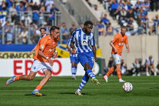 Fußball I Herren I Saison 2026-2027 I DFB-Pokal I FC Carl Zeiss Jena - SV Darmstadt 98 I 23.08.2026 Lance Franciscus Duijvestijn (41, SV Darmstadt 98), Malik Talabidi (12, FC Carl Zeiss Jena) spielt den Ball Jena Ernst-Abbe-Sportfeld, ad hoc Arena Thüringen Deutschland *** Soccer I Men s I 2026–2027 Season I DFB Cup I FC Carl Zeiss Jena vs. SV Darmstadt 98 I August 23, 2026 Lance Franciscus Duijvestijn 41, SV Darmstadt 98, Malik Talabidi 12, FC Carl Zeiss Jena plays the ball at Jena’s Ernst Abbe Sportfeld, ad hoc Arena, Thuringia, Germany Copyright: xLobeca InesxHähnelx