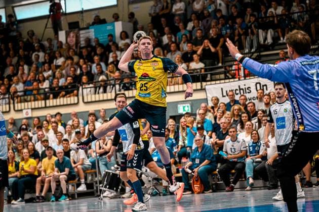 Haukur Thrastarson ( 25; Rhein Neckar Löwen) springt zum Wurf ab, der Ball ist bereits in der Wurfhand. Im Hintergrund sind Spieler des SV Salamander Kornwestheim sowie Jan Döll in der Abwehr zu erkennen, die Sporthalle Ost Kornwestheim ist gut gefüllt. Haukur Thrastarson ( 25; Rhein Neckar Löwen) beim Sprungwurf *** Haukur Thrastarson, No. 25 of the Rhein Neckar Löwen, jumps to take a shot; the ball is already in his shooting hand. In the background, players from SV Salamander Kornwestheim and Jan Döll on defense can be seen; the Sporthalle Ost Kornwestheim is well attended. Haukur Thrastarson, No. 25 of the Rhein Neckar Löwen, on a jump shot Copyright: xspeedshotx xDorianfrickx