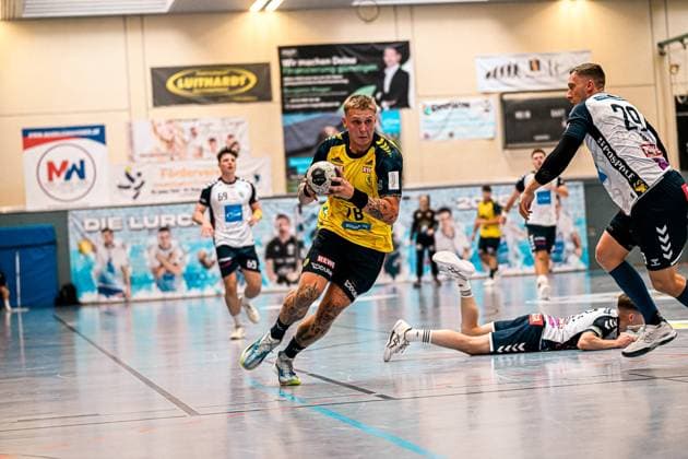 Edwin Aspenbäck ( 78; Rhein Neckar Löwen) treibt den Ball durch die Abwehr des SV Salamander Kornwestheim in der Sporthalle Ost Kornwestheim. Ein Kornwestheim-Verteidiger liegt bereits auf dem Boden, während Aspenbäck zielstrebig in Richtung Tor zieht. Edwin Aspenbäck ( 78; Rhein Neckar Löwen) mit Ball im Angriff *** Edwin Aspenbäck 78 of the Rhein Neckar Löwen drives the ball through the SV Salamander Kornwestheim defense at the Sporthalle Ost Kornwestheim. A Kornwestheim defender is already on the floor, while Aspenbäck drives purposefully toward the goal. Edwin Aspenbäck 78 of the Rhein Neckar Löwen attacks with the ball Copyright: xspeedshotx xDorianfrickx