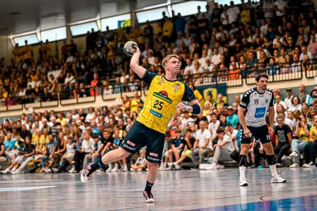 Haukur Thrastarson ( 25; Rhein Neckar Löwen) zieht in der vollbesetzten Sporthalle Ost Kornwestheim zum Sprungwurf ab, der Ball bereits in der Wurfhand. Im Hintergrund beobachtet ein Spieler von SV Salamander Kornwestheim ( 19) die Aktion. Haukur Thrastarson ( 25; Rhein Neckar Löwen) beim Sprungwurf *** Haukur Thrastarson, No. 25 of the Rhein Neckar Löwen, takes a jump shot in the packed Sporthalle Ost in Kornwestheim, with the ball already in his shooting hand. In the background, a player from SV Salamander Kornwestheim 19 watches Haukur Thrastarson, No. 25 of the Rhein Neckar Löwen, take the jump shot. Copyright: xspeedshotx xDorianfrickx