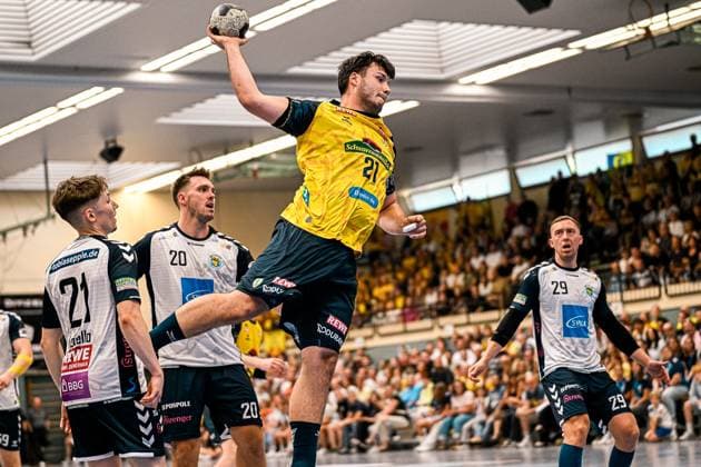 Aron Seesing ( 21; Rhein Neckar Löwen) springt hoch und holt zum Wurf aus, während Moritz Lanig ( 20; SV Salamander Kornwestheim) und Jan Döll ( 29; SV Salamander Kornwestheim) die Abwehr bilden. Die Sporthalle Ost Kornwestheim ist mit Zuschauern gut gefüllt. Aron Seesing ( 21; Rhein Neckar Löwen) springt zum Wurf gegen SV Salamander Kornwestheim *** Aron Seesing, 21, of Rhein Neckar Löwen, jumps high and winds up for a shot, while Moritz Lanig (20) of SV Salamander Kornwestheim and Jan Döll (29) of SV Salamander Kornwestheim form the defense. The Sporthalle Ost Kornwestheim is packed with spectators. Aron Seesing (21) of Rhein Neckar Löwen jumps to take a shot against SV Salamander Kornwestheim. Copyright: xspeedshotx xDorianfrickx