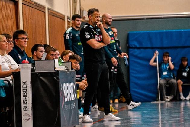 An der Seitenlinie verfolgt der Trainer der Rhein Neckar Löwen konzentriert das Spielgeschehen, hinter ihm stehen Halil Jaganjac ( 45; Rhein Neckar Löwen) und Gino Steenaerts ( 14; Rhein Neckar Löwen) sowie weitere Ersatzspieler. Die Szene zeigt die Coaching-Zone in der Sporthalle Ost Kornwestheim. Rhein Neckar Löwen Trainerbank mit Halil Jaganjac und Gino Steenaerts *** On the sideline, the Rhein Neckar Löwen coach watches the game intently, behind him stand Halil Jaganjac (No. 45, Rhein Neckar Löwen) and Gino Steenaerts (No. 14, Rhein Neckar Löwen), as well as other substitutes. The scene shows the coaching zone in the Sporthalle Ost in Kornwestheim, where the Rhein Neckar Löwen bench is located, with Halil Jaganjac and Gino Steenaerts. Copyright: xspeedshotx xDorianfrickx