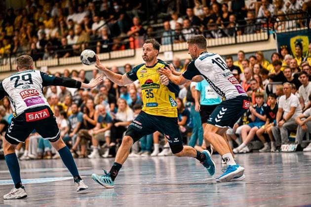 Kentin Mahé ( 35; Rhein Neckar Löwen) setzt sich mit dem Ball in der Hand gegen zwei Abwehrspieler von SV Salamander Kornwestheim durch, darunter Jan Döll ( 29). Die Sporthalle Ost Kornwestheim ist mit zahlreichen Zuschauern gefüllt. Kentin Mahé ( 35; Rhein Neckar Löwen) im Zweikampf gegen SV Salamander Kornwestheim *** Kentin Mahé, 35, of the Rhein-Neckar Löwen, breaks through with the ball in hand against two defenders from SV Salamander Kornwestheim, including Jan Döll (No. 29). The Sporthalle Ost in Kornwestheim is packed with spectators. Kentin Mahé (No. 35) of the Rhein Neckar Löwen in a one-on-one battle against SV Salamander Kornwestheim Copyright: xspeedshotx xDorianfrickx