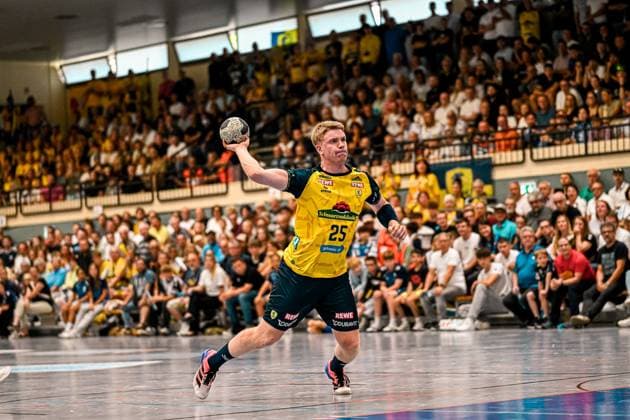 Haukur Thrastarson ( 25; Rhein Neckar Löwen) springt zum Wurf und hält den Ball wurfbereit über dem Kopf. Im Hintergrund verfolgt eine gut gefüllte Tribüne in der Sporthalle Ost Kornwestheim die Szene. Haukur Thrastarson ( 25; Rhein Neckar Löwen) beim Wurfanlauf *** Haukur Thrastarson, No. 25 of the Rhein Neckar Löwen, jumps to take a shot and holds the ball above his head, ready to shoot. In the background, a packed crowd in the Sporthalle Ost in Kornwestheim watches the action. Haukur Thrastarson, No. 25 of the Rhein Neckar Löwen, takes a shot. Copyright: xspeedshotx xDorianfrickx