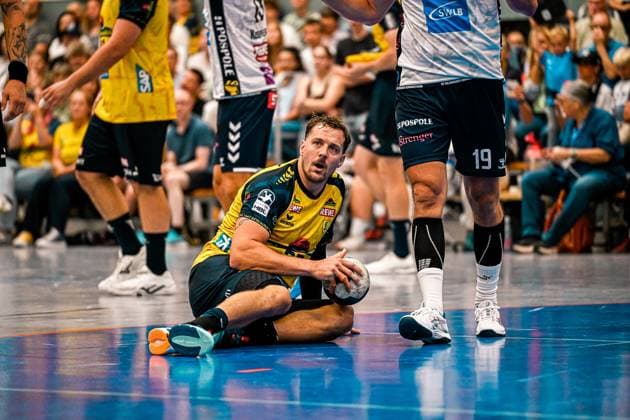 Kentin Mahé sitzt nach einem Zweikampf auf dem Hallenboden der Sporthalle Ost Kornwestheim und hält den Ball in den Händen. Neben ihm steht ein Spieler von SV Salamander Kornwestheim mit der Nummer 19. Kentin Mahé ( 35; Rhein Neckar Löwen) am Boden mit Ball *** Kentin Mahé is sitting on the floor of the Sporthalle Ost Kornwestheim after a tackle, holding the ball in his hands. Standing next to him is a player from SV Salamander Kornwestheim wearing number 19. Kentin Mahé, number 35 of the Rhein-Neckar Löwen, is on the floor with the ball. Copyright: xspeedshotx xDorianfrickx