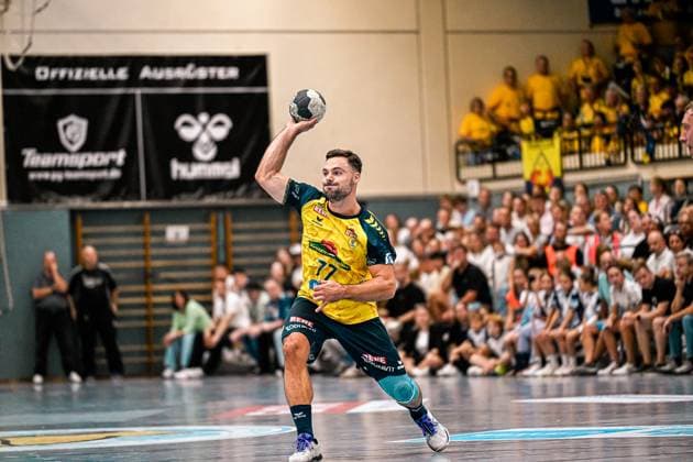Dani Baijens ( 77; Rhein Neckar Löwen) holt mit dem Ball in der erhobenen Hand zum Wurf aus und zeigt dabei volle Körperspannung. Im Hintergrund verfolgen zahlreiche Zuschauer in der Sporthalle Ost Kornwestheim die Szene. Dani Baijens ( 77; Rhein Neckar Löwen) beim Wurfansatz *** Dani Baijens of the Rhein Neckar Löwen (No. 77) winds up to shoot with the ball held aloft, his body fully tensed. In the background, numerous spectators at the Sporthalle Ost in Kornwestheim watch as Dani Baijens of the Rhein Neckar Löwen (No. 77) prepares to shoot. Copyright: xspeedshotx xDorianfrickx