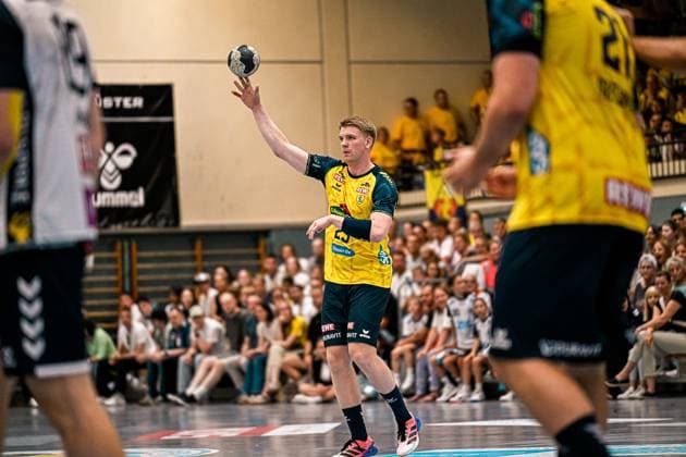Haukur Thrastarson ( 25; Rhein Neckar Löwen) streckt den Arm mit dem Ball aus und bereitet einen Wurf vor. Im Vordergrund sind Spieler des SV Salamander Kornwestheim zu sehen, die Tribünen sind gut gefüllt. Haukur Thrastarson ( 25; Rhein Neckar Löwen) beim Wurfansatz *** Haukur Thrastarson, No. 25 of the Rhein Neckar Löwen, extends his arm with the ball and prepares to shoot. In the foreground are players from SV Salamander Kornwestheim; the stands are well-filled. Haukur Thrastarson, No. 25 of the Rhein Neckar Löwen, as he prepares to shoot. Copyright: xspeedshotx xDorianfrickx