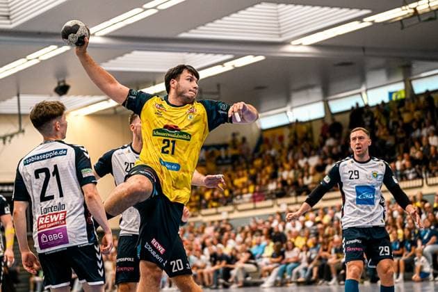 Aron Seesing ( 21; Rhein Neckar Löwen) springt mit dem Ball in der erhobenen Wurfhand über die Abwehr von SV Salamander Kornwestheim. Jan Döll ( 29; SV Salamander Kornwestheim) beobachtet die Szene von rechts, während die Sporthalle Ost Kornwestheim mit Zuschauern gefüllt ist. Aron Seesing ( 21; Rhein Neckar Löwen) beim Sprungwurf gegen SV Salamander Kornwestheim *** Aron Seesing (21), Rhein Neckar Löwen, jumps over the SV Salamander Kornwestheim defense with the ball in his raised shooting hand; Jan Döll (29), SV Salamander Kornwestheim, watches the play from the right, while the Sporthalle Ost in Kornwestheim is filled with spectators. Aron Seesing, No. 21 of the Rhein Neckar Löwen, takes a jump shot against SV Salamander Kornwestheim. Copyright: xspeedshotx xDorianfrickx