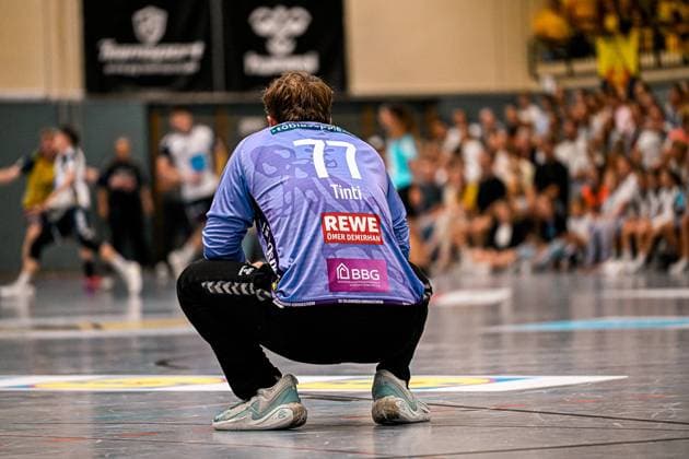 Torwart Jan Tinti ( 77; SV Salamander Kornwestheim) hockt in der Sporthalle Ost Kornwestheim mit dem Rücken zur Kamera auf dem Hallenboden. Im Hintergrund sind Mitspieler und eine gut gefüllte Zuschauertribüne zu sehen. Jan Tinti ( 77; SV Salamander Kornwestheim) kauert auf dem Spielfeld *** Goalkeeper Jan Tinti (77) of SV Salamander Kornwestheim is crouching on the floor of the Sporthalle Ost in Kornwestheim with his back to the camera. In the background, teammates and a well-filled spectator stand can be seen. Jan Tinti (77) of SV Salamander Kornwestheim is crouching on the playing field. Copyright: xspeedshotx xDorianfrickx
