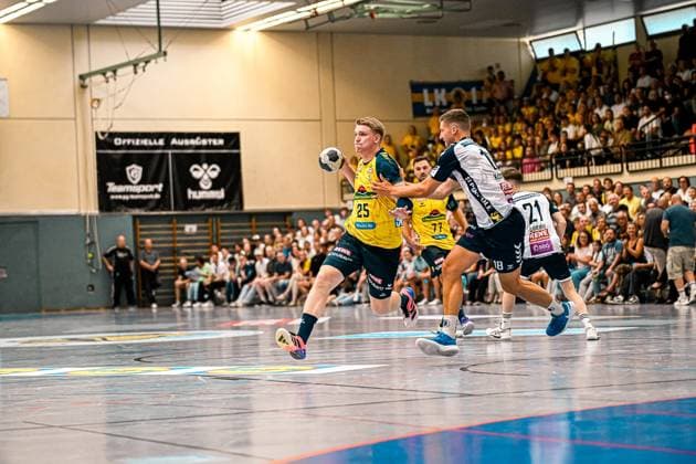 Haukur Thrastarson ( 25; Rhein Neckar Löwen) zieht in der Sporthalle Ost Kornwestheim zum Sprungwurf ab, während ein Abwehrspieler von SV Salamander Kornwestheim ( 18) versucht, den Wurf zu blocken. Im Hintergrund ist Dani Baijens ( 77; Rhein Neckar Löwen) zu sehen, begleitet von weiteren Spielern beider Teams vor voll besetzten Zuschauerrängen. Haukur Thrastarson ( 25; Rhein Neckar Löwen) im Sprungwurf gegen SV Salamander Kornwestheim *** Haukur Thrastarson 25 of the Rhein Neckar Löwen takes a jump shot at the Sporthalle Ost in Kornwestheim, while a defender from SV Salamander Kornwestheim 18 tries to block the shot. In the background, Dani Baijens 77 of the Rhein Neckar Löwen can be seen, accompanied by other players from both teams in front of a packed crowd. Haukur Thrastarson (No. 25, Rhein Neckar Löwen) takes a jump shot against SV Salamander Kornwestheim. Copyright: xspeedshotx xDorianfrickx