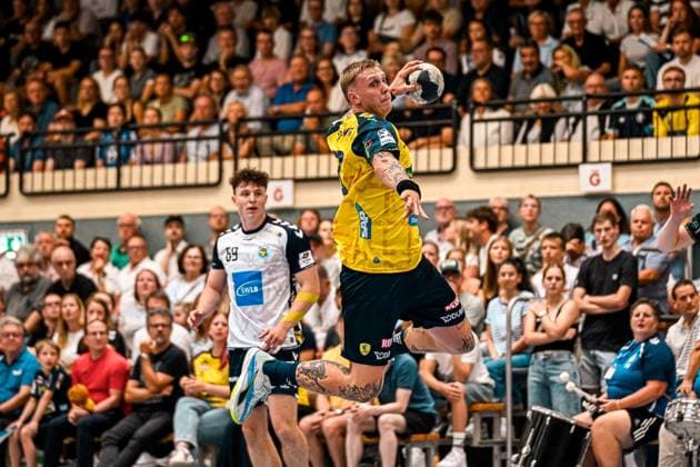 Edwin Aspenbäck ( 78; Rhein Neckar Löwen) springt hoch und zieht mit dem Ball in der erhobenen Hand zum Wurf ab. Im Hintergrund verfolgt Finn Joneleit ( 69; SV Salamander Kornwestheim) die Aktion vor voll besetzten Zuschauerrängen. Edwin Aspenbäck ( 78; Rhein Neckar Löwen) beim Sprungwurf in Kornwestheim *** Edwin Aspenbäck (78), Rhein Neckar Löwen, jumps high and shoots the ball with his hand raised. In the background, Finn Joneleit (69), SV Salamander Kornwestheim, watches the action from the packed stands. Edwin Aspenbäck (78), Rhein Neckar Löwen, takes a jump shot in Kornwestheim Copyright: xspeedshotx xDorianfrickx