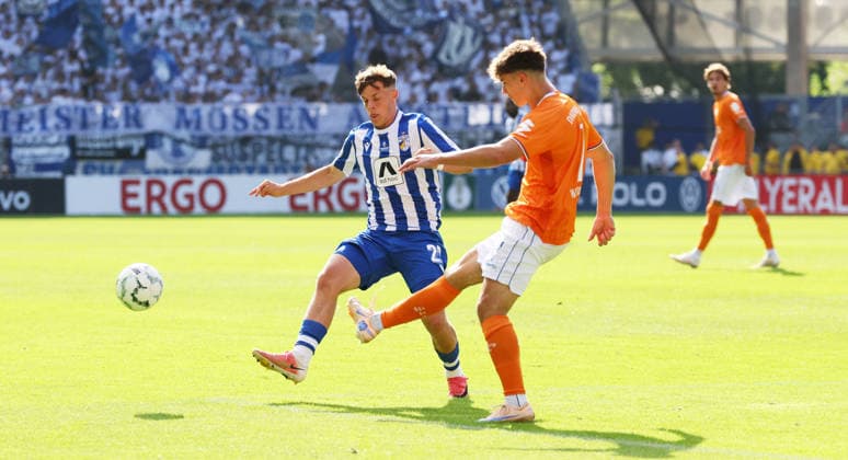 Jena - Darmstadt DFB Pokal Jena, 23.08.2026, Ernst-Abbe-Sportfeld, Fussball, DFB-Pokal, 1.Hauptrunde , FC Carl Zeiss Jena vs. SC Darmstadt 98 , Im Bild von links: Tristan Teuber (20, Jena), Noah Weißhaupt ( 7, Darmstadt) . , Nur zur redaktionellen Nutzung. Only editorial use. , DFB regulations prohibit any use of photographs as image sequences and or quasi-video. , *** Jena vs. Darmstadt, DFB Cup, Jena, August 23, 2026, Ernst Abbe Sportfeld, Soccer, DFB Cup, First Round, FC Carl Zeiss Jena vs. SC Darmstadt 98, Pictured from left: Tristan Teuber (20), Jena, Noah Weißhaupt (7), Darmstadt; For editorial use only; DFB regulations prohibit any use of photographs as image sequences and or quasi-video; Picture Point