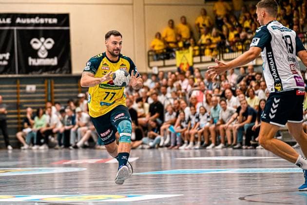 Dani Baijens ( 77; Rhein Neckar Löwen) läuft mit dem Ball in der Hand dynamisch in Richtung Tor, während ein Spieler von SV Salamander Kornwestheim rechts im Bild versucht, ihn zu stellen. Im Hintergrund verfolgen zahlreiche Zuschauer die Szene in der Sporthalle Ost Kornwestheim. Dani Baijens ( 77; Rhein Neckar Löwen) mit Ball im Angriff *** Dani Baijens of the 77 Rhein Neckar Löwen runs dynamically toward the goal with the ball in his hand, while a player from SV Salamander Kornwestheim on the right side of the picture tries to stop him. In the background, numerous spectators watch the action at the Sporthalle Ost Kornwestheim. Dani Baijens of Rhein Neckar Löwen, No. 77, attacks with the ball. Copyright: xspeedshotx xDorianfrickx