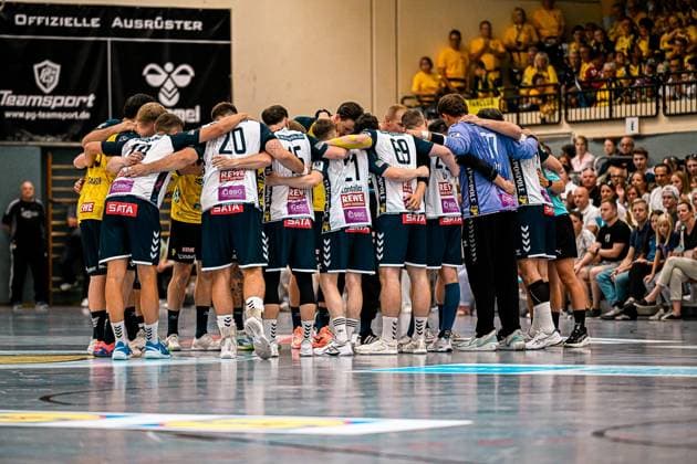 Die Spieler des SV Salamander Kornwestheim stehen in einem engen Mannschaftskreis zusammen, Arme umeinander gelegt, vor dem Spiel oder in einer Auszeit. Im Hintergrund sind zahlreiche Zuschauer in gelb-dunkelblauen Farben der Rhein Neckar Löwen zu sehen. Mannschaftskreis von SV Salamander Kornwestheim in der Sporthalle Ost *** The players of SV Salamander Kornwestheim stand together in a tight team huddle, with their arms around each other, before the game or during a timeout. In the background, numerous spectators can be seen wearing the yellow and dark blue colors of the Rhein-Neckar Löwen. SV Salamander Kornwestheim’s team huddle in the Sporthalle Ost Copyright: xspeedshotx xDorianfrickx