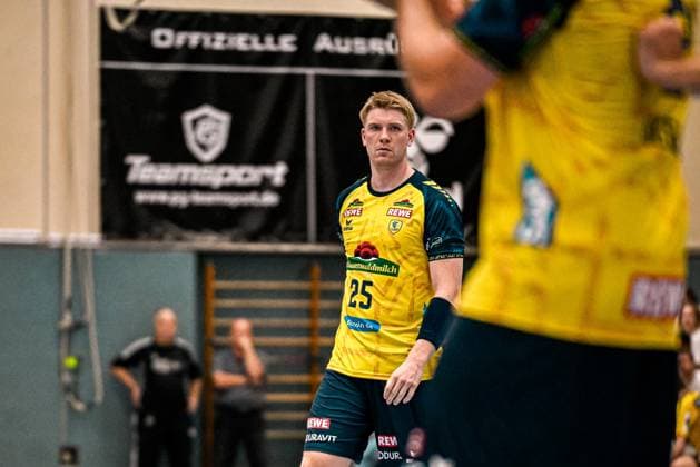 Haukur Thrastarson ( 25; Rhein Neckar Löwen) steht konzentriert auf dem Spielfeld der Sporthalle Ost Kornwestheim und beobachtet das Spielgeschehen. Im Vordergrund ist ein weiterer Löwen-Spieler angeschnitten zu sehen. Haukur Thrastarson ( 25; Rhein Neckar Löwen) fokussiert im Spielgeschehen *** Haukur Thrastarson, 25, of the Rhein Neckar Löwen, stands focused on the court at the Sporthalle Ost in Kornwestheim, watching the action. In the foreground, another Löwen player is partially visible. Haukur Thrastarson, 25, of the Rhein Neckar Löwen, is focused on the game. Copyright: xspeedshotx xDorianfrickx