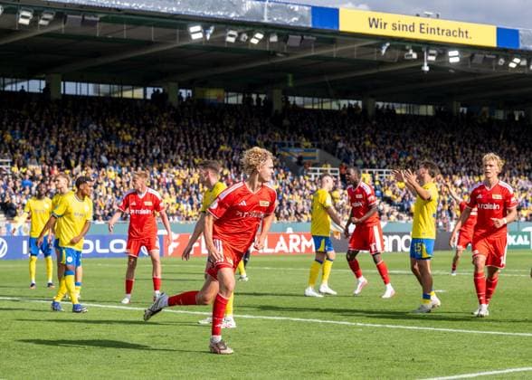 Fußball, Herren, Saison 2026 2027, DFB-Pokal (1. Runde), Eintracht Braunschweig - 1. FC Union Berlin, Tom Rothe (1. FC Union Berlin), Jubel nach Tor zum 2:2, 23.08.2026, *** Soccer, Men s, 2026–2027 Season, DFB Cup First Round, Eintracht Braunschweig vs. 1. FC Union Berlin, Tom Rothe (1. FC Union Berlin), Celebrating the 2–2 goal, August 23, 2026, Copyright: xMatthiasxKochx