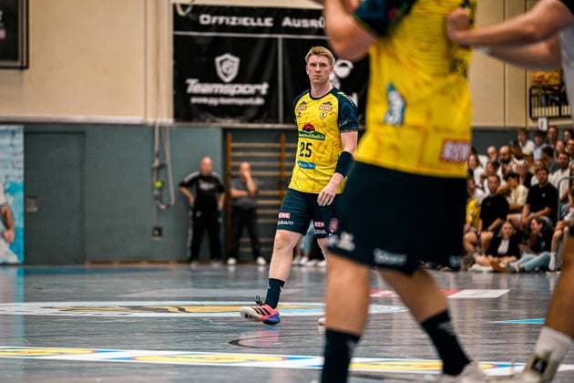 Haukur Thrastarson ( 25; Rhein Neckar Löwen) läuft konzentriert über das Spielfeld der Sporthalle Ost Kornwestheim. Im Vordergrund ist ein weiterer Löwen-Spieler angeschnitten zu sehen, im Hintergrund verfolgen zahlreiche Zuschauer das Spiel. Haukur Thrastarson ( 25; Rhein Neckar Löwen) im Spielaufbau *** Haukur Thrastarson, 25 of the Rhein Neckar Löwen, runs across the court at Sporthalle Ost Kornwestheim with intense focus. In the foreground, another Löwen player is partially visible, while in the background, numerous spectators watch the game. Haukur Thrastarson, 25 of the Rhein Neckar Löwen, is setting up a play. Copyright: xspeedshotx xDorianfrickx