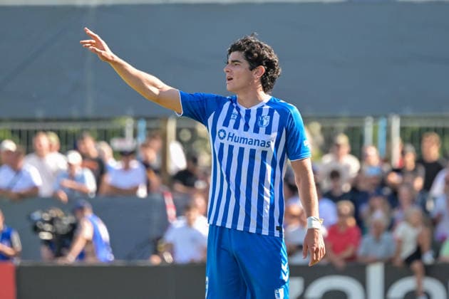 Anselmo Garcia Mac Nulty (1. FC Magdeburg, 03) mit Gestik. GER, Bahlinger SC vs 1. FC Magdeburg, Fussball, DFB-Pokal, 1. Hauptrunde, Saison 2026 2027, 23.08.2026 DFB REGULATIONS PROHIBIT ANY USE OF PHOTOGRAPHS AS IMAGE SEQUENCES AND OR QUASI-VIDEO GER, Bahlinger SC vs 1. FC Magdeburg, Fussball, DFB-Pokal, 1. Hauptrunde, Saison 2026 2027, 23.08.2026 Bahlingen *** Anselmo Garcia Mac Nulty, 1 FC Magdeburg, 03, gesturing (GER), Bahlinger SC vs. 1 FC Magdeburg, soccer, DFB Cup, 1st round, 2026–2027 season, August 23, 2026 DFB regulations prohibit any use of photographs as image sequences and or quasi-video GER, Bahlinger SC vs. 1 FC Magdeburg, soccer, DFB Cup, 1st Main Round, 2026–2027 Season, August 23, 2026, Bahlingen Copyright: xEibner-Pressefotox EP_THS