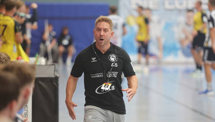 Kornwestheim , Handball DHB Pokale Runde 1 , SV Salamander Kornwestheim vs. Rhein-Neckar Löwen , Trainer Dr. Alexander Schurr ( Kornwestheim ) *** Kornwestheim, DHB Handball Cup, Round 1, SV Salamander Kornwestheim vs. Rhein Neckar Löwen, Coach Dr. Alexander Schurr, Kornwestheim