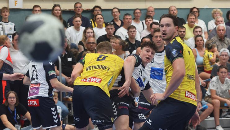 Kornwestheim , Handball DHB Pokale Runde 1 , SV Salamander Kornwestheim vs. Rhein-Neckar Löwen , von links: Tim Nothdurft ( RNL ) Finn Joneleit ( Kornwestheim ) Rbert Timmermeister ( RNL ) *** Kornwestheim, DHB Handball Cup, Round 1, SV Salamander Kornwestheim vs. Rhein Neckar Löwen; from left: Tim Nothdurft (RNL), Finn Joneleit (Kornwestheim), Robert Timmermeister (RNL)