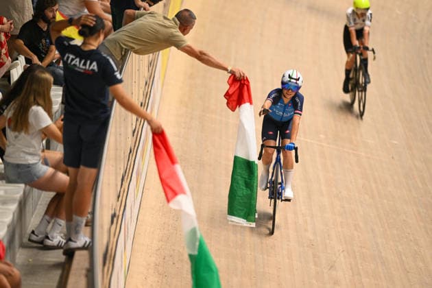 2026 UCI Junior Track World Championships Picture by Mathew Wells SWpix.com - 23 08 2026 - Cycling - 2026 UCI Junior Track World Championships - Heusden-Zolder, Flanders, Belgium - Women Madison Final - Agata Campana and Matilde Rossignoli of Italy wisn the Gold Medal Copyright: x xSWpix.comx(t axPhotographyxHubxLtd)xMathewxWells SWpix.comx SWP-3030-19265