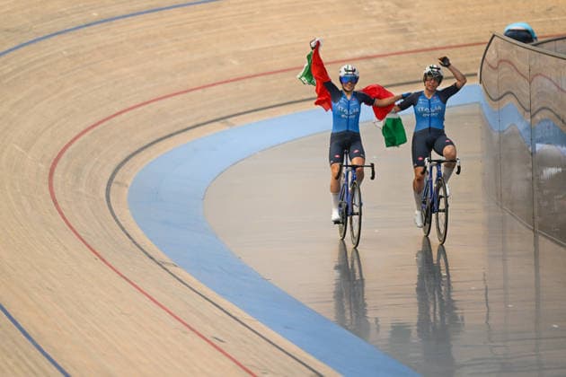 2026 UCI Junior Track World Championships Picture by Mathew Wells SWpix.com - 23 08 2026 - Cycling - 2026 UCI Junior Track World Championships - Heusden-Zolder, Flanders, Belgium - Women Madison Final - Agata Campana and Matilde Rossignoli of Italy wisn the Gold Medal Copyright: x xSWpix.comx(t axPhotographyxHubxLtd)xMathewxWells SWpix.comx SWP-3030-19267