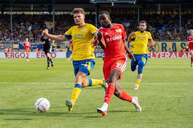 Deutschland: Fussball DFB-Pokal, 1. Runde 2026 2027, Eintracht Braunschweig - 1. FC Union Berlin am 23.08.2026 in Braunschweig (Eintracht-Stadion): Ilyas Ansah (1. FC Union Berlin, 10) am Ball Vorarbeit zum 2:3 Marin Ljubicic (1. FC Union Berlin, 27) *** German Soccer DFB Cup, First Round 2026–2027, Eintracht Braunschweig vs. 1. FC Union Berlin on August 23, 2026, at Eintracht Braunschweig Stadium in Braunschweig; Ilyas Ansah (1. FC Union Berlin) with the ball, assist for the 2-3 goal by Marin Ljubicic (1. FC Union Berlin), 27 Copyright: xSvenxHeidmannx