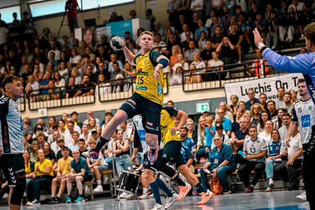 Haukur Thrastarson ( 25; Rhein Neckar Löwen) springt hoch und zieht zum Wurf ab, der Ball ist klar im Bild. Im Hintergrund verfolgen zahlreiche Zuschauer in der Sporthalle Ost Kornwestheim das Spiel. Haukur Thrastarson ( 25; Rhein Neckar Löwen) beim Sprungwurf *** Haukur Thrastarson, No. 25 of the Rhein Neckar Löwen, jumps high and releases the shot; the ball is clearly visible in the frame. In the background, numerous spectators at the Sporthalle Ost in Kornwestheim watch the game as Haukur Thrastarson, No. 25 of the Rhein Neckar Löwen, takes a jump shot. Copyright: xspeedshotx xDorianfrickx