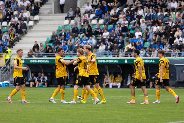 Münster, Deutschland 23. August 2026: DFB-Pokal - 2026 2027 - 1. Runde - SV Westfalia Rhynern gegen SG Dynamo Dresden Im Bild: Dritter v.li. Torschütze Robert Wagner (SGD) jubelt nach seinem Tor zum 0:6 mit seinen Mannschaftskollegen, DFL DFB regulations prohibit any use of photographs as image sequences and or quasi-video. LVM-Preußenstadion Nordrhein Westfalen *** Münster, Germany August 23, 2026 DFB Cup 2026–2027, First Round: SV Westfalia Rhynern vs. SG Dynamo Dresden. Pictured, third from the left: goal scorer Robert Wagner (SGD) celebrates his goal—making the score 0–6—with his teammates, DFL and DFB regulations prohibit any use of photographs as image sequences and or quasi-video. LVM Preußenstadion, North Rhine-Westphalia Copyright: xFotostandx xZeisingx