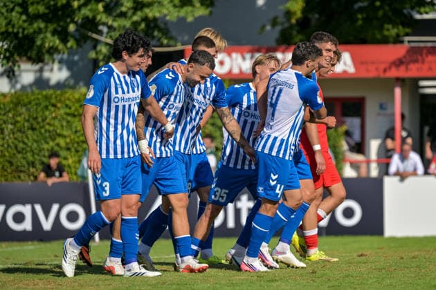 Jubel zum Tor zum 0:4 durch Falko Michel (1. FC Magdeburg, 21) mit Anselmo Garcia Mac Nulty (1. FC Magdeburg, 03), Magnus Baars (1. FC Magdeburg, 35), Eldin Dzogovic (1. FC Magdeburg, 04), Roko Simic (1. FC Magdeburg, 09) GER, Bahlinger SC vs 1. FC Magdeburg, Fussball, DFB-Pokal, 1. Hauptrunde, Saison 2026 2027, 23.08.2026 DFB REGULATIONS PROHIBIT ANY USE OF PHOTOGRAPHS AS IMAGE SEQUENCES AND OR QUASI-VIDEO GER, Bahlinger SC vs 1. FC Magdeburg, Fussball, DFB-Pokal, 1. Hauptrunde, Saison 2026 2027, 23.08.2026 Bahlingen *** Celebration following the goal that made the score 0–4 by Falko Michel (1 FC Magdeburg), 21 with Anselmo Garcia Mac Nulty (1 FC Magdeburg), 03, Magnus Baars (1 FC Magdeburg), 35, Eldin Dzogovic (1 FC Magdeburg), 04, Roko Simic 1 FC Magdeburg, 09 GER, Bahlinger SC vs. 1 FC Magdeburg, Soccer, DFB Cup, 1st Round, 2026–2027 Season, August 23, 2026 DFB regulations prohibit any use of photographs as image sequences and or quasi-video GER, Bahlinger SC vs. 1 FC Magdeburg, Soccer, DFB Cup, 1st Main Round, 2026–2027 Season, August 23, 2026, Bahlingen Copyright: xEibner-Pressefotox EP_THS