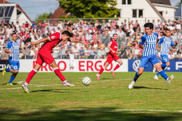 DFB-Pokal: Bahlinger SC vs 1. FC Magdeburg, 22.08.2026 Rico Wehrle (Bahlinger SC, 14) mit einem Schuss DFB-Pokal: Bahlinger SC vs 1. FC Magdeburg, Kaiserstuhlstadion, 22.08.2026 DFB DFL REGULATIONS PROHIBIT ANY USE OF PHOTOGRAPHS AS IMAGE SEQUENCES AND OR QUASI-VIDEO. *** DFB Cup: Bahlinger SC vs. 1 FC Magdeburg, August 22, 2026; Rico Wehrle (Bahlinger SC), scored with a shot in the 14th minute; DFB Cup: Bahlinger SC vs. 1 FC Magdeburg, Kaiserstuhlstadion, August 22, 2026 DFB and DFL regulations prohibit any use of photographs as image sequences and or quasi-video Copyright: xBEAUTIFULxSPORTS Boscox