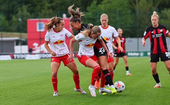 RB Leipzig - Leverkusen Bundesliga Frauen Leipzig, 23.08.2026, RB Trainingszentrum, Fußball, Frauen Bundesliga, Spieltag 1 , RB LEIPZIG vs. BAYER 04 LEVERKUSEN , Im Bild v.l.: Jasmien Mathys (12, RB Leipzig), Nikoline Dudek (24, Leipzig) und Maja Sternad (23, Leverkusen) , *** RB Leipzig vs. Leverkusen, Women s Bundesliga, Leipzig, August 23, 2026, RB Training Center, Soccer, Women’s Bundesliga, Matchday 1, RB LEIPZIG vs. BAYER 04 LEVERKUSEN, Pictured from left: Jasmien Mathys (12), RB Leipzig; Nikoline Dudek (24), Leipzig; and Maja Sternad (23), Leverkusen, Picture Point