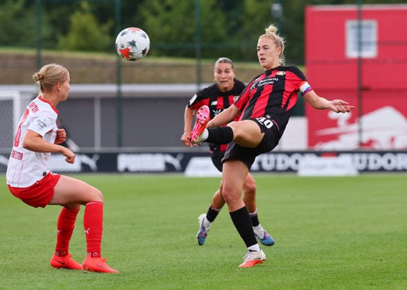 RB Leipzig - Leverkusen Bundesliga Frauen Leipzig, 23.08.2026, RB Trainingszentrum, Fußball, Frauen Bundesliga, Spieltag 1 , RB LEIPZIG vs. BAYER 04 LEVERKUSEN , Im Bild v.l.: Emilia Asgeirsdottir (8, Leipzig) und Carolin Simon (30, Leverkusen) , *** RB Leipzig vs. Leverkusen, Women s Bundesliga, Leipzig, August 23, 2026, RB Training Center, Soccer, Women’s Bundesliga, Matchday 1, RB LEIPZIG vs. BAYER 04 LEVERKUSEN, Pictured from left: Emilia Asgeirsdottir 8, Leipzig, and Carolin Simon 30, Leverkusen, Picture Point