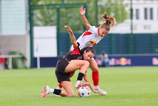 RB Leipzig - Leverkusen Bundesliga Frauen Leipzig, 23.08.2026, RB Trainingszentrum, Fußball, Frauen Bundesliga, Spieltag 1 , RB LEIPZIG vs. BAYER 04 LEVERKUSEN , Im Bild v.l.: Loreen Bender (19, Leverkusen) vor Annabel Schasching (16, Leipzig) , *** RB Leipzig vs. Leverkusen, Women s Bundesliga, Leipzig, August 23, 2026, RB Training Center, Soccer, Women’s Bundesliga, Matchday 1, RB LEIPZIG vs. BAYER 04 LEVERKUSEN, Pictured from left: Loreen Bender (19), Leverkusen, in front of Annabel Schasching (16), Leipzig, Picture Point