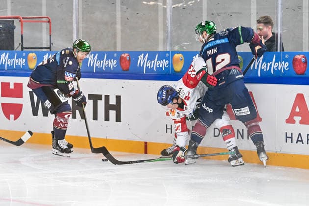 Dolomitencup 2026; Eisbären Berlin - Augsburger Panther; 23.08.2026 NEUMARKT, ITALY - 23. AUGUST: v. l. Mitch REINKE (Eisbären Berlin 5), Jimmy LAMBERT (Augsburger Panther 23) und Eric MIC (Eisbären Berlin 12), während dem Testspiel zwischen den Eisbären Berlin und den Augsburger Panthern beim Dolomitencup in der Würth Arena Neumarkt *** Dolomites Cup 2026 Eisbären Berlin vs. Augsburger Panther August 23, 2026 NEUMARKT, ITALY August 23, from left: Mitch REINKE, Eisbären Berlin 5, Jimmy LAMBERT, Augsburger Panther 23, and Eric MIC, Eisbären Berlin 12, during the exhibition game between the Eisbären Berlin and the Augsburger Panther at the Dolomiten Cup in the Würth Arena Neumarkt Copyright: xBEAUTIFULxSPORTS Goldbergx