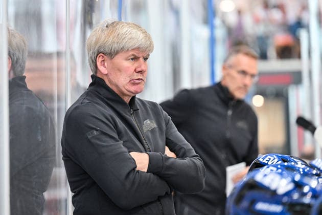 Dolomitencup 2026; Eisbären Berlin - Augsburger Panther; 23.08.2026 NEUMARKT, ITALY - 23. AUGUST: im Bild Bill PETERS Headcoach Augsburger Panther Einzelfoto Freisteller während dem Testspiel zwischen den Eisbären Berlin und den Augsburger Panthern beim Dolomitencup in der Würth Arena Neumarkt *** Dolomites Cup 2026 Eisbären Berlin vs. Augsburger Panther, August 23, 2026, NEUMARKT, ITALY, August 23. Pictured: Bill PETERS, head coach of the Augsburger Panther. Isolated photo taken during the exhibition game between the Eisbären Berlin and the Augsburger Panther at the Dolomiten Cup in the Würth Arena in Neumarkt. Copyright: xBEAUTIFULxSPORTS Goldbergx