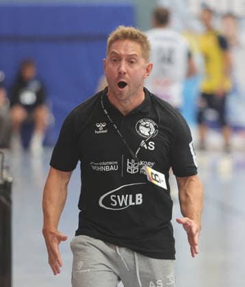 Kornwestheim , Handball DHB Pokale Runde 1 , SV Salamander Kornwestheim vs. Rhein-Neckar Löwen , Trainer Dr. Alexander Schurr ( Kornwestheim ) *** Kornwestheim, DHB Handball Cup, Round 1, SV Salamander Kornwestheim vs. Rhein-Neckar Löwen, Coach Dr. Alexander Schurr, Kornwestheim