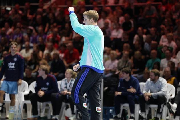 Torsten Jansen, Cheftrainer des HSV Hamburg, reißt die Faust in die Luft und jubelt emotional an der Seitenlinie der Volkswagen Halle in Braunschweig. Im Hintergrund sind Betreuer und Zuschauer zu sehen. Torsten Jansen (HSV Hamburg) jubelt an der Seitenlinie *** Torsten Jansen, head coach of HSV Hamburg, pumps his fist in the air and celebrates emotionally on the sidelines of the Volkswagen Halle in Braunschweig. In the background, team staff and spectators can be seen. Torsten Jansen of HSV Hamburg celebrates on the sidelines. Copyright: xspeedshotx