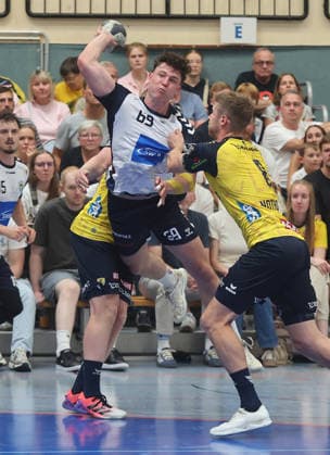 Kornwestheim , Handball DHB Pokale Runde 1 , SV Salamander Kornwestheim vs. Rhein-Neckar Löwen , von links: Finn Joneleit ( Kornwestheim ) Tim Nothdurft ( RNL ) *** Kornwestheim, DHB Handball Cup, Round 1, SV Salamander Kornwestheim vs. Rhein Neckar Löwen, from left: Finn Joneleit (Kornwestheim), Tim Nothdurft (RNL)